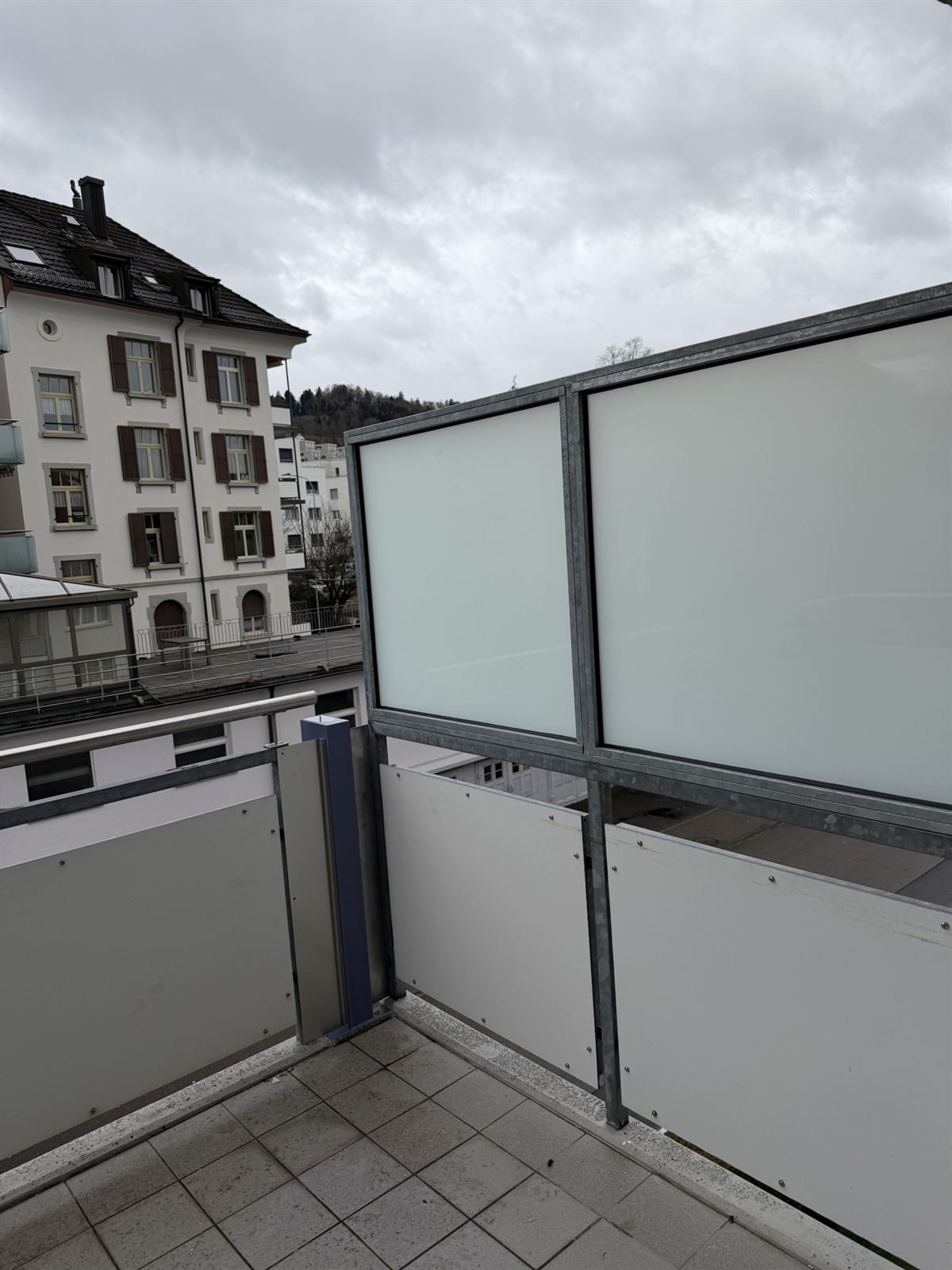 Balkongeländer aus satiniertem Glas in verzinktem Stahlrahmen