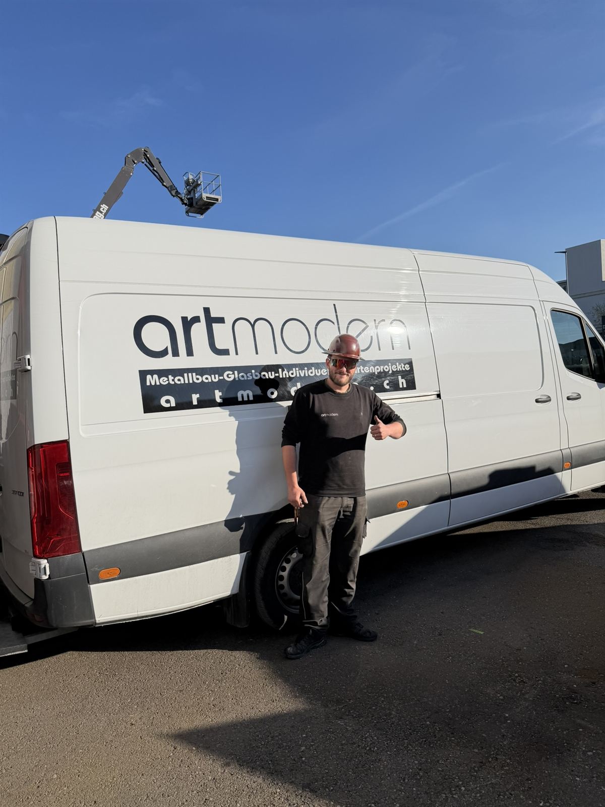 Gabriel Bischof, Metallbauer bei artmodern, vor dem Firmentransporter